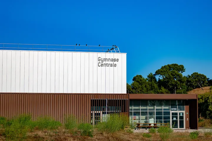 Façade et entrée du gymnase Centrale à Château-Gombert, enseigne visible sur le bardage blanc