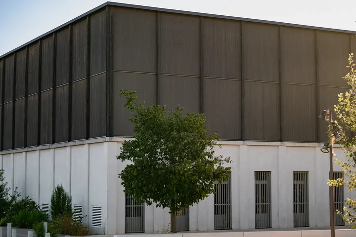 Façade en bois et béton du gymnase Monte-Cristo à Allauch