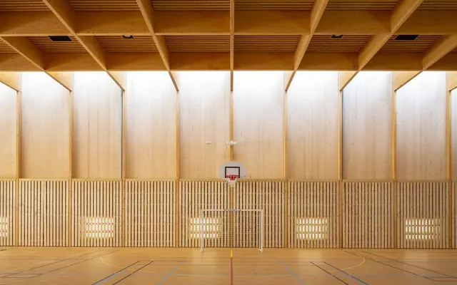 Intérieur du gymnase Monte-Cristo à Allauch, sol vert et charpente métallique
